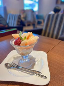桃たっぷりパフェ 桃たっぷりパフェ カフェ,桃,フルーツの写真素材