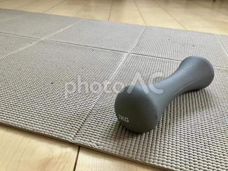 自宅トレーニングのダンベルとヨガマット フィットネス,エクササイズ,ダンベルの写真素材