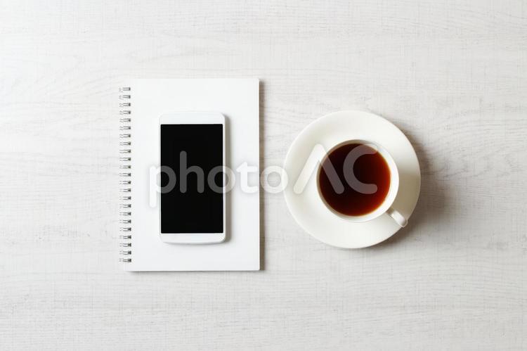 スマホと珈琲 コーヒーブレイク,休憩,ミーティングの写真素材