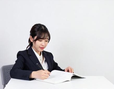 書類を確認するビジネスウーマンの写真