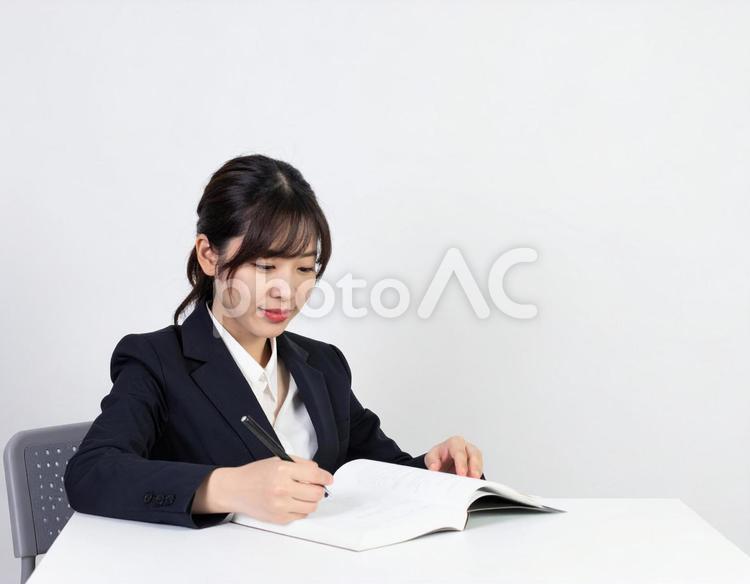 書類を確認するビジネスウーマン 女性,ビジネス,書類の写真素材