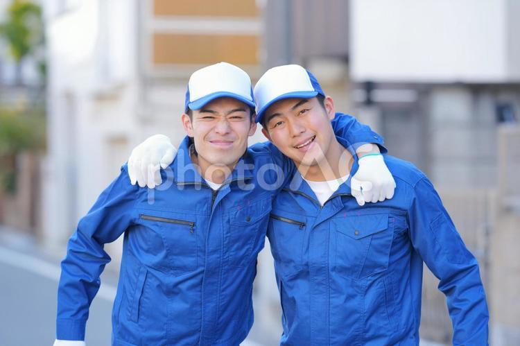 屋外で肩を組んでいる2人の引っ越し作業員 引っ越し,男性,日本人の写真素材