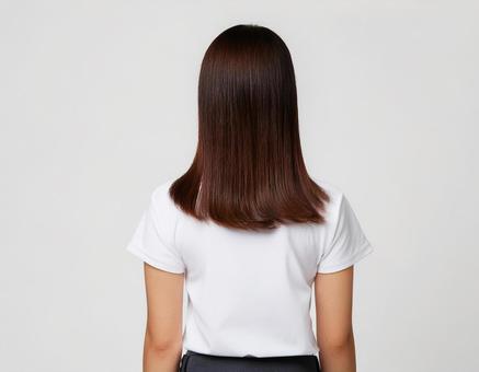 ロングヘアの白いTシャツを着た女性 ロングヘアの白いTシャツを着た女性の写真