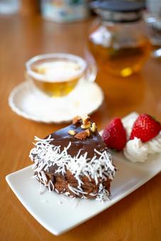 ココナッツチョコケーキと紅茶 チョコレートケーキ,ケーキ,デザートの写真素材