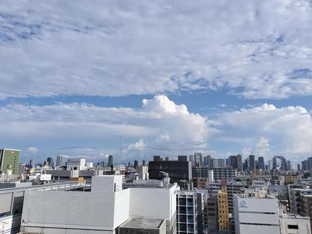 薄い雲がたくさんの市街上空 薄い雲がたくさんの市街上空の写真