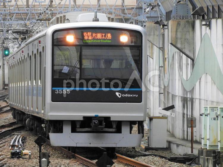 相模大野駅に到着する小田急線各駅停車片瀬江ノ島行 小田急,小田急線,小田急電鉄の写真素材