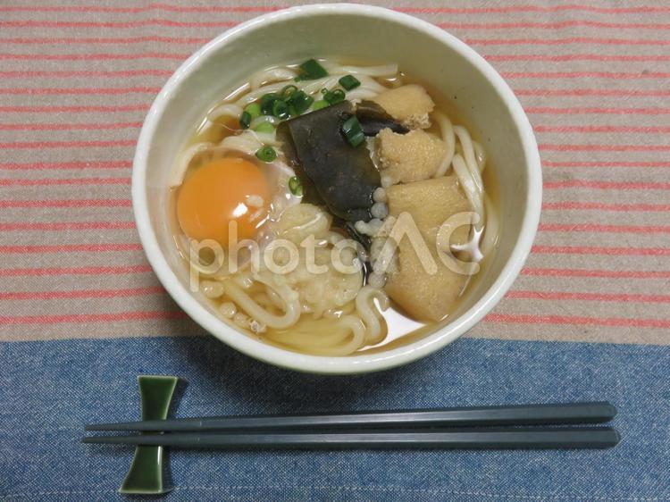 うどん うどん,麺類,生卵の写真素材