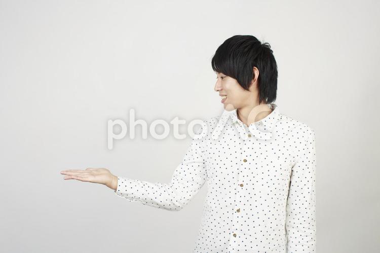 案内ポーズの男性1 男性,案内,紹介の写真素材
