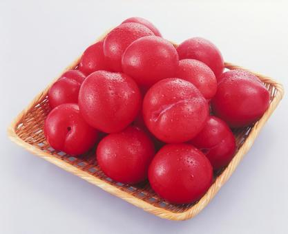 すもも ざる盛り すもも ざる盛り すもも,かご盛り,果物の写真素材
