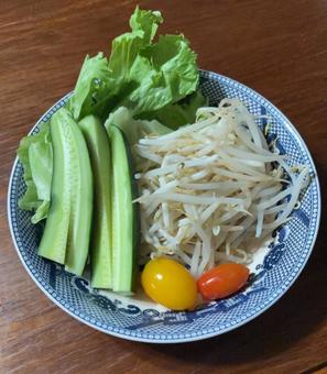 Microwaved bean sprouts with tomato, cucumber and lettuce, JPG Microwaved bean sprouts with tomato, cucumber and lettuce, JPG