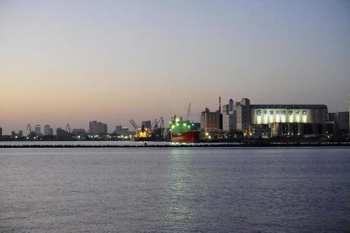 千葉みなとの夕暮れ風景 千葉みなと,夕景,日暮れの写真素材