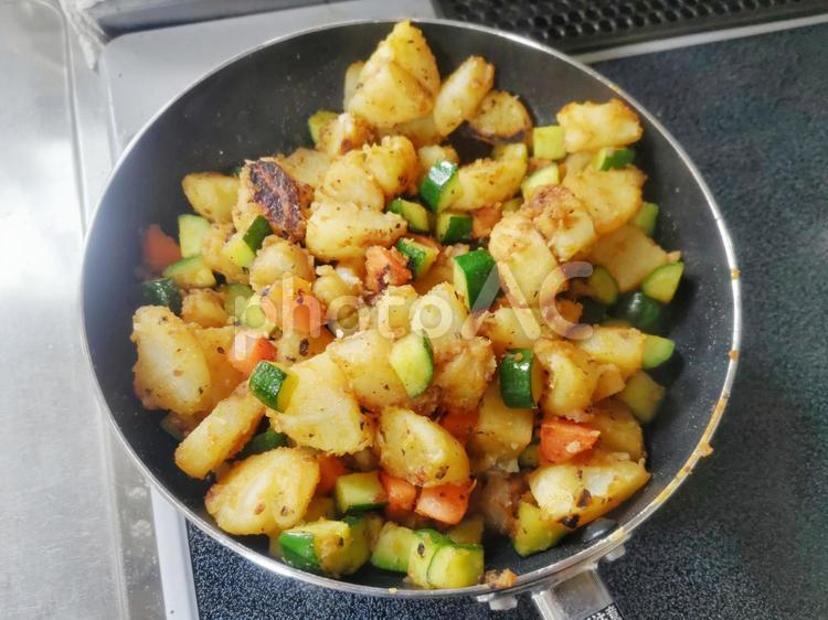 ジャガイモとキュウリの炒め物 炒め物,料理,ジャガイモの写真素材