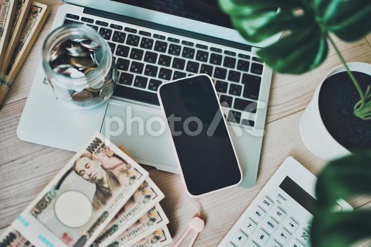 スマホでお金の管理 ビジネスイメージ	 ノートパソコン,スマホ,硬貨の写真素材