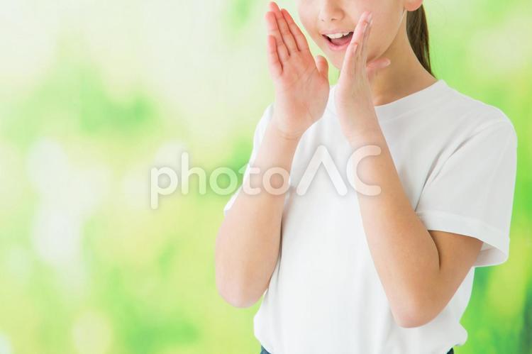 応援する体操着の女の子 声援,応援,運動会の写真素材