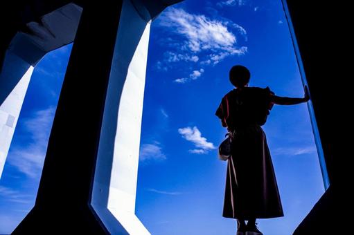 <素材>窓あきトンネルから空を眺める女性 <素材>窓あきトンネルから空を眺める女性 女性,トンネル,空の写真素材