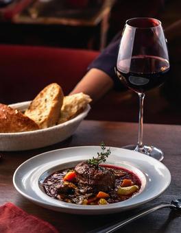 赤ワインとビーフシチュー(ポスター用) ビーフシチュー,シチュー,赤ワインの写真素材