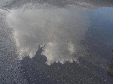 水溜まりに映る空 空,青空,雲の写真素材