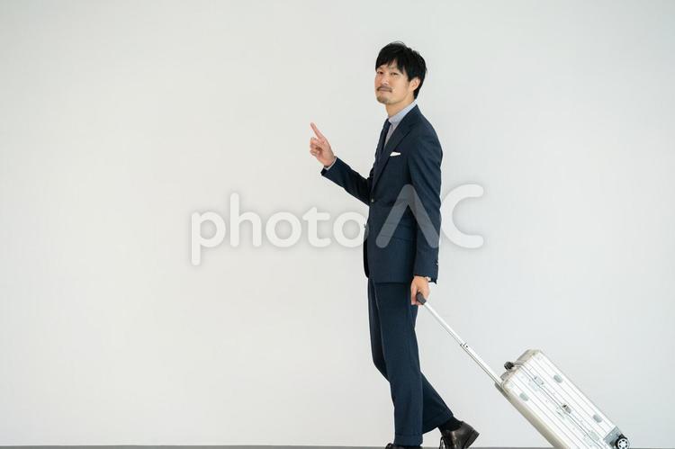 出張するビジネスマンとスーツケース 出張,ビジネス,人物の写真素材