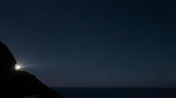 灯台が照らす闇と星の輝き 灯台が照らす闇と星の輝き 灯台,光,照らすの写真素材