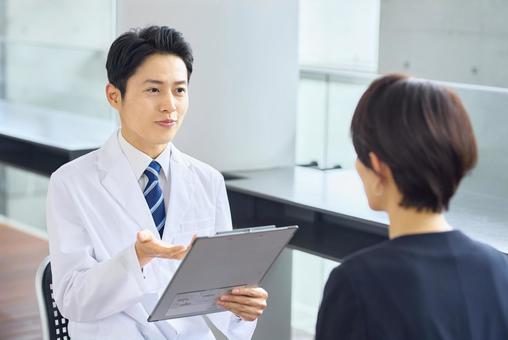 男性医師と女性患者 診察 男性医師と女性患者 診察 医療,医師,カウンセリングの写真素材