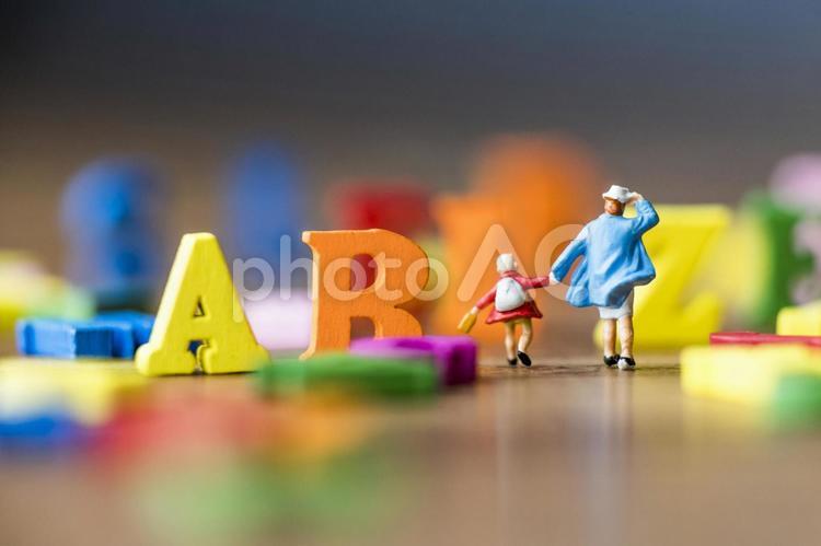 アルファベットとミニチュアの人 アルファベット,英語,いっぱいの写真素材