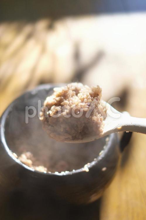 土鍋で炊いた十六穀米と冬の日差し 穀物米,十六穀米,米の写真素材