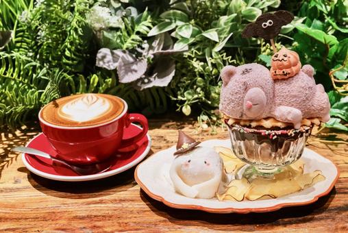 ハロウィン仕様のデザートプレートとラテ カフェラテ,ラテアート,ハロウィンの写真素材