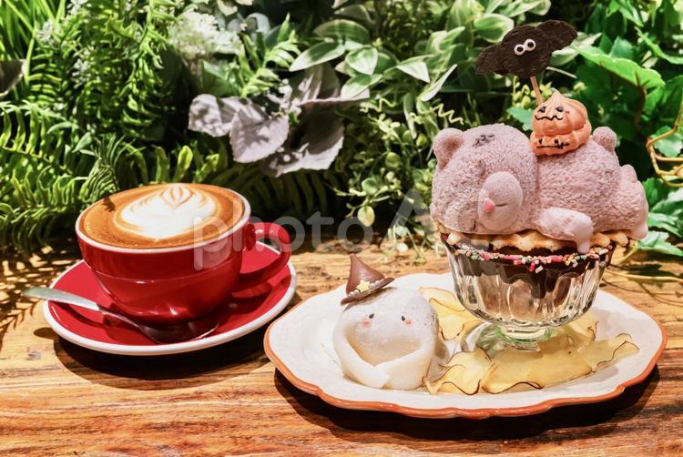 ハロウィン仕様のデザートプレートとラテ カフェラテ,ラテアート,ハロウィンの写真素材