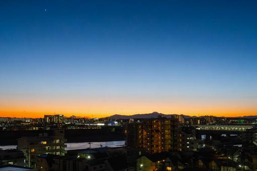 富士山のシルエットが美しい夕焼け 富士山のシルエットが美しい夕焼け 夕焼け,マジックアワー,夕陽の写真素材