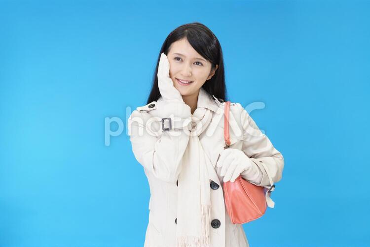 ショルダーバッグを持つ笑顔の女性 日本人,女性,人物の写真素材