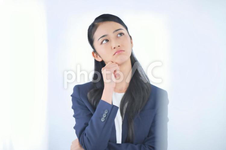 顎に手を当てているビジネスウーマン 女性,ビジネスウーマン,会社員の写真素材