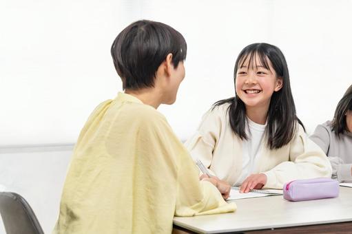 勉強をする女の子 勉強をする女の子 宿題,勉強,家庭教師の写真素材