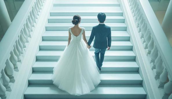 手をつないで階段を上っていく新郎新婦 手をつないで階段を上っていく新郎新婦の写真