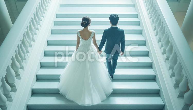 手をつないで階段を上っていく新郎新婦 ウェディング,花嫁,花婿の写真素材