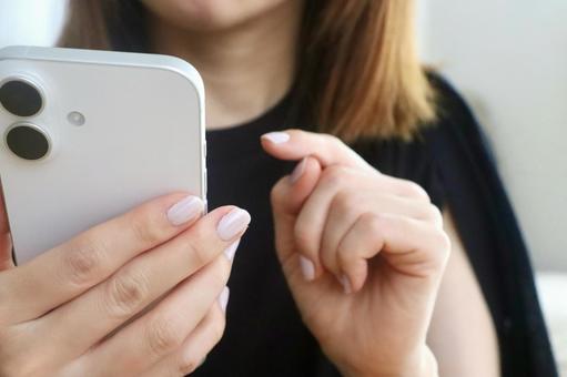 スマホを持つ女性 スマホを持つ女性の写真