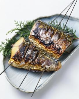 鉄串で刺したさばの塩焼き 鉄串で刺したさばの塩焼き サバの塩焼き,サバ,鯖の写真素材