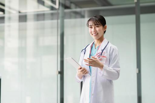 病院で働く若い女性医師 病院で働く若い女性医師 医師,女性,タブレットの写真素材