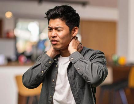 寝違えて首痛に苦しむ男性の写真