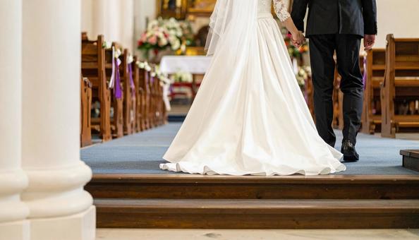 バージンロードを歩く父と花嫁 バージンロードを歩く父と花嫁の写真