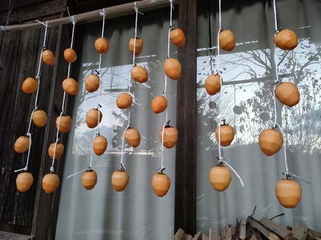 干し柿吊りました　２ 干し柿,吊るし柿,柿の写真素材