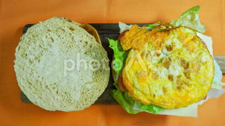 ハンバーガー作り・自家製バンズ＆エッグ ハンバーガー,自家製,バンズの写真素材