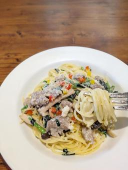 ほうれん草のクリームパスタとフォーク ほうれん草のクリームパスタとフォーク フォーク,パスタ,クリームパスタの写真素材