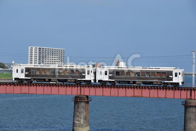 大淀川鉄橋を渡るキハ125形 のりもの,鉄道写真,鉄道車両の写真素材