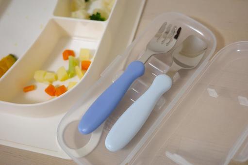 離乳食とスプーンフォークケースセットの写真