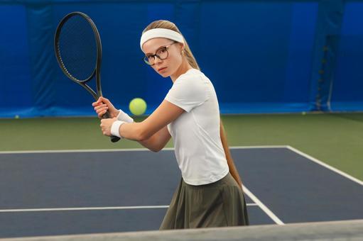 球を打ち返すラケットを構える女性テニス選手じょ 女性,外国人,テニスの写真素材