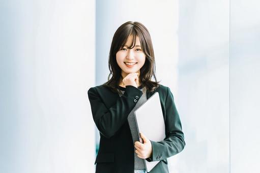 パソコンを持つ女性・ビジネスウーマン パソコンを持つ女性・ビジネスウーマン 女性,パソコン,仕事の写真素材