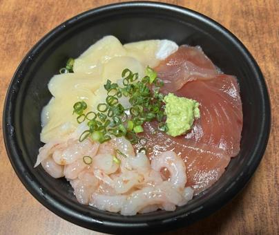Tuna, shrimp and scallop rice bowl, JPG