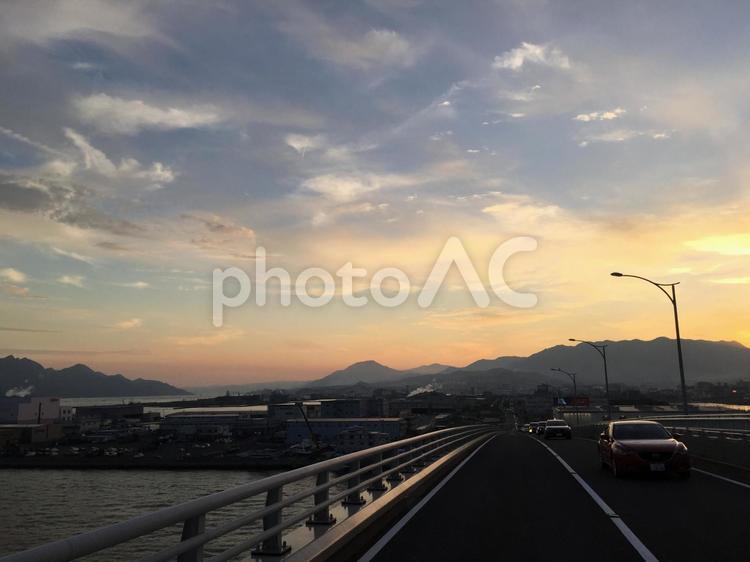 橋からの夕焼け 日暮れ,車,旅の写真素材
