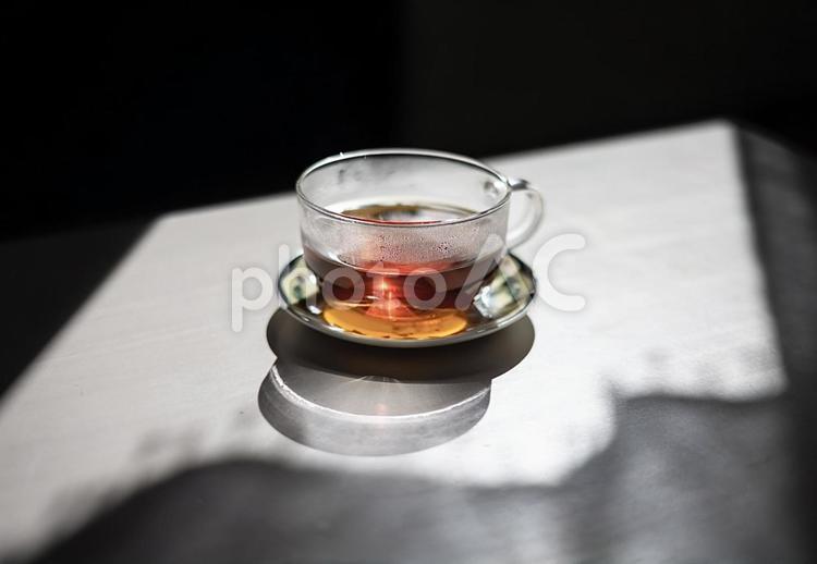 日差しを浴びる紅茶 紅茶,飲み物,カップの写真素材
