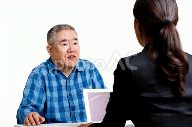 シニア男性と応対するスーツの女性 おじいさん,パソコン,女性の写真素材